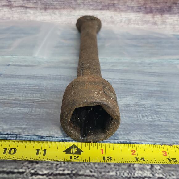 Vintage heavy duty steel lug wrench 1 1/4 from flat to flat - Picture 4 of 5